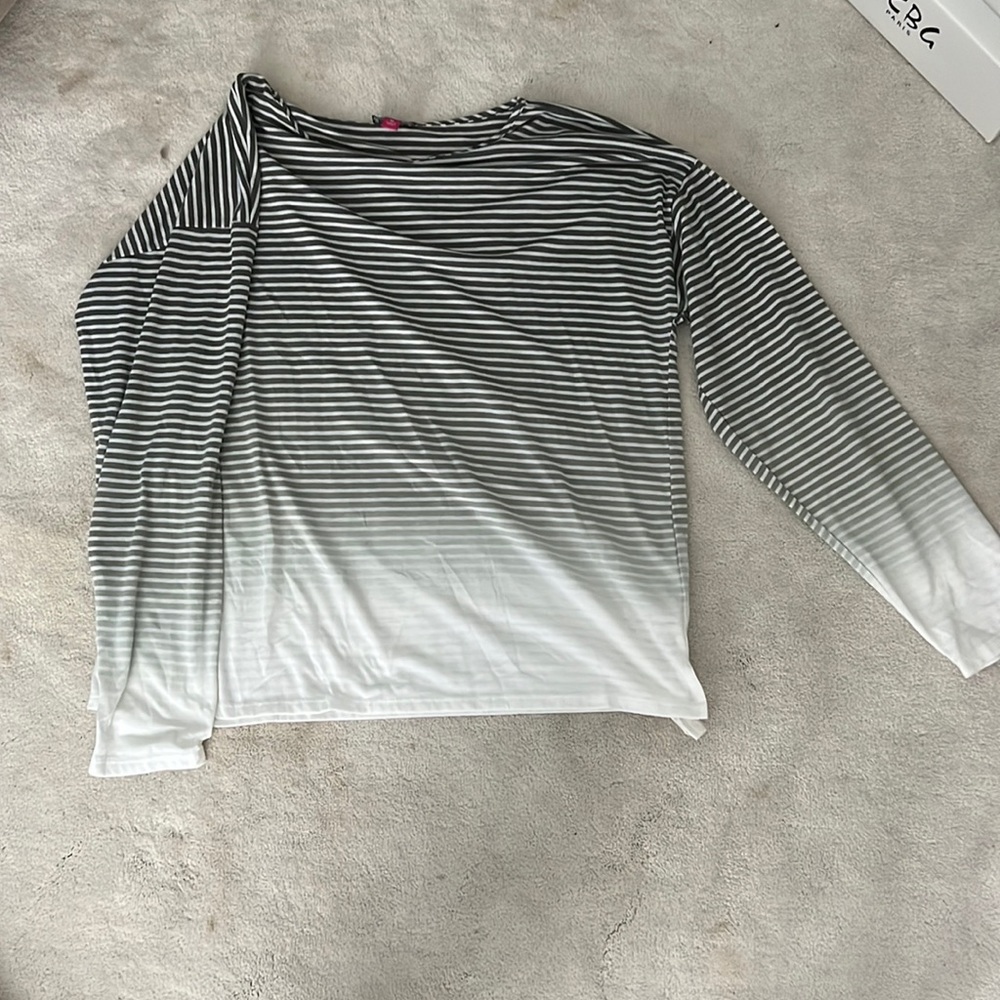 Long sleeve tshirt. Size XL. Vince Camuto